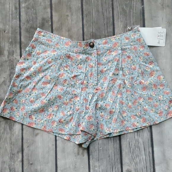love, Fire Pants - NWT Love Fire Floral Flowy Shorts Sz Med